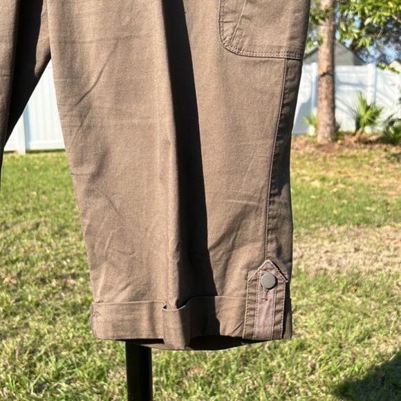 ~eN New Gloria Vanderbilt brown capris with pockets - Picture 4 of 13